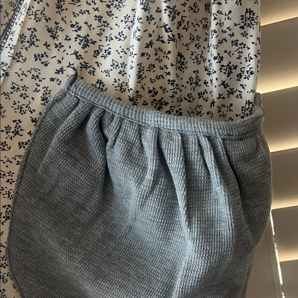 POL Oversized Floral Knit Pants | BNWT | Medium  Floral and Gray Patchwork Pants - Picture 4 of 5